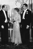 New book reveals real stories behind history's most unforgettable Oscar looks