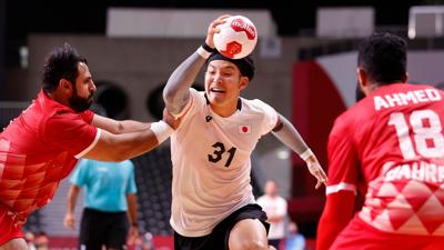 Handball athlete running with the ball